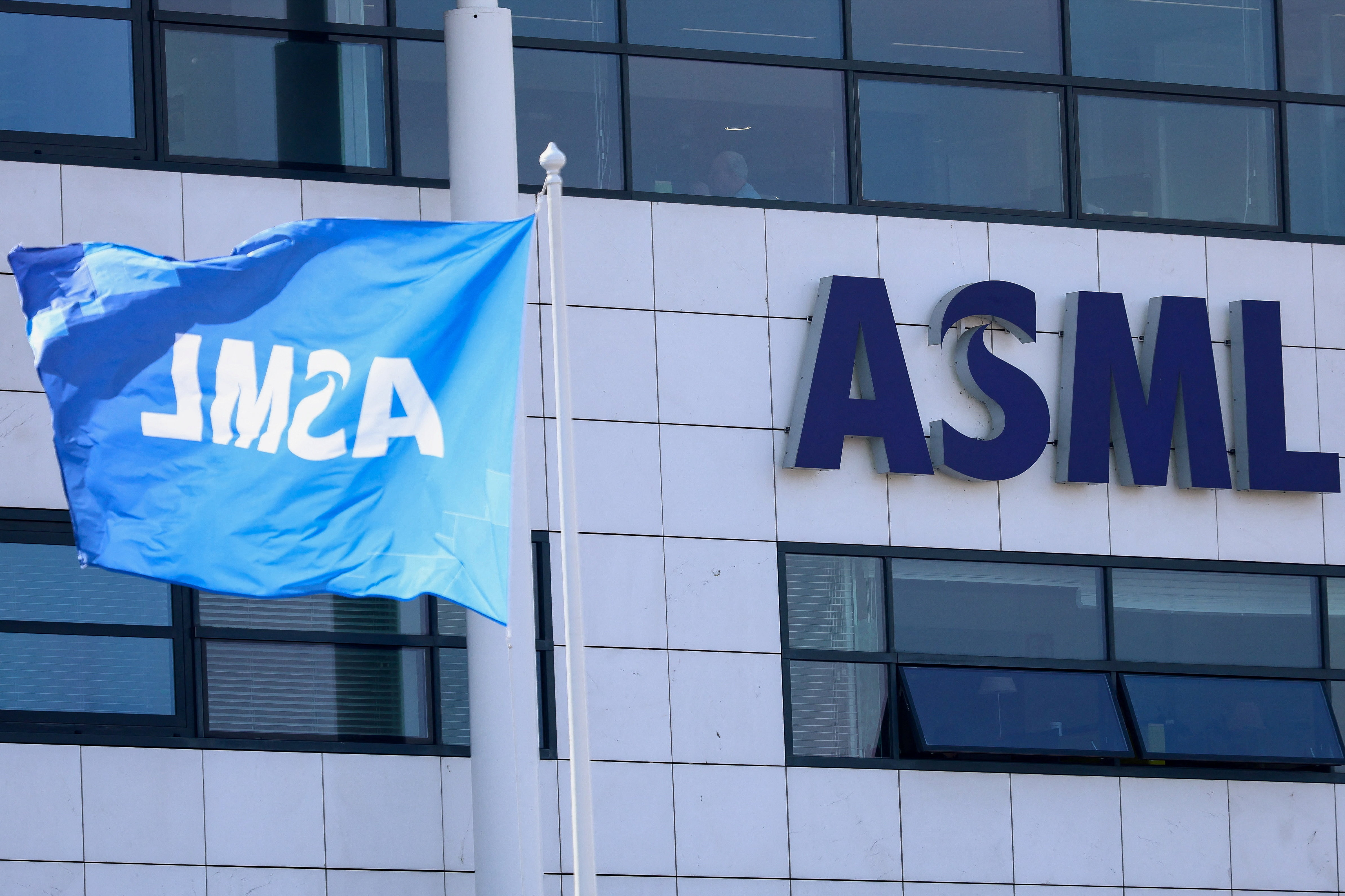 ASML sube a "sobreponderado" según Cantor